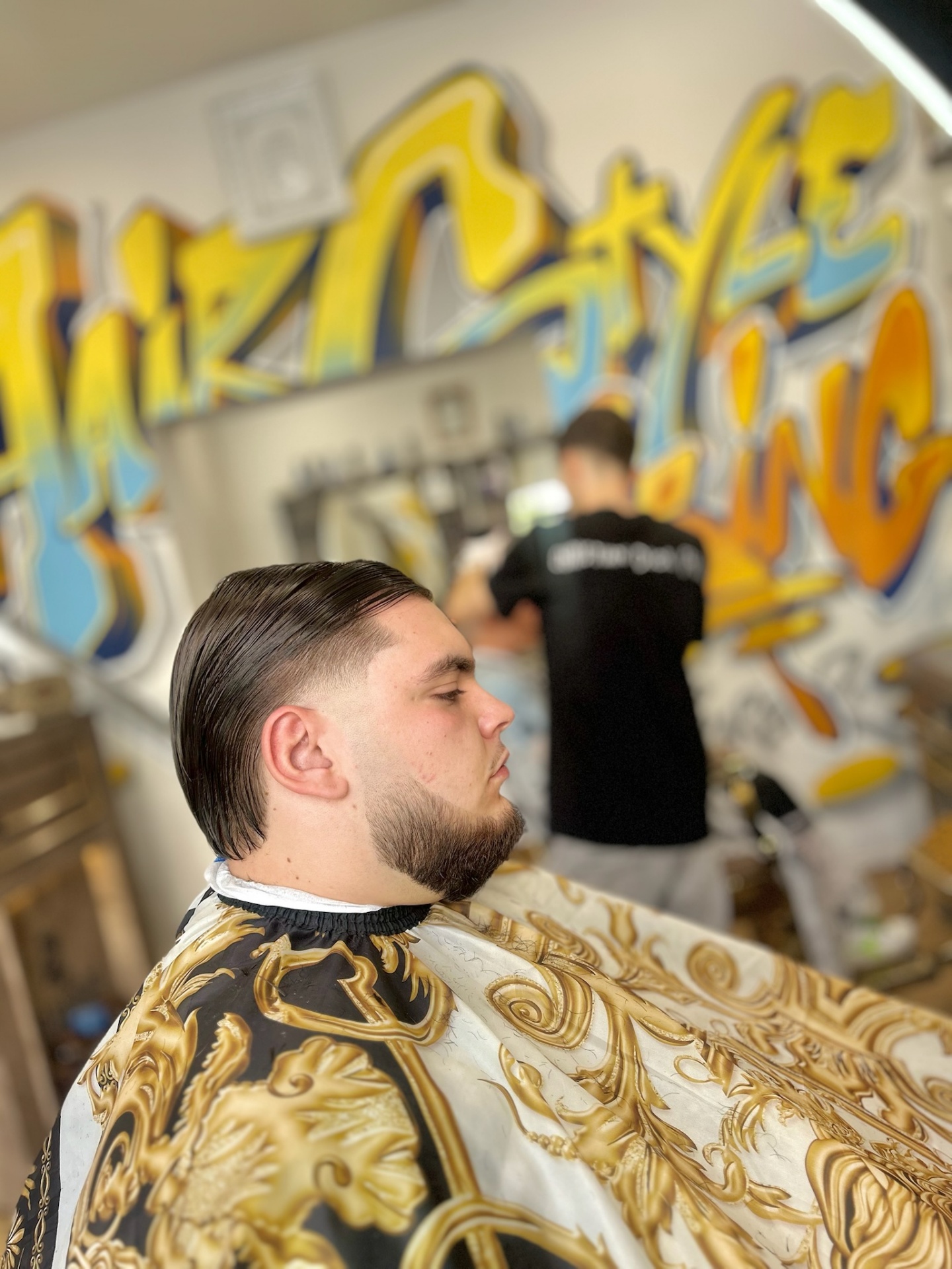 Taglio capelli con slick back e barba curata a Scar Shop Prato